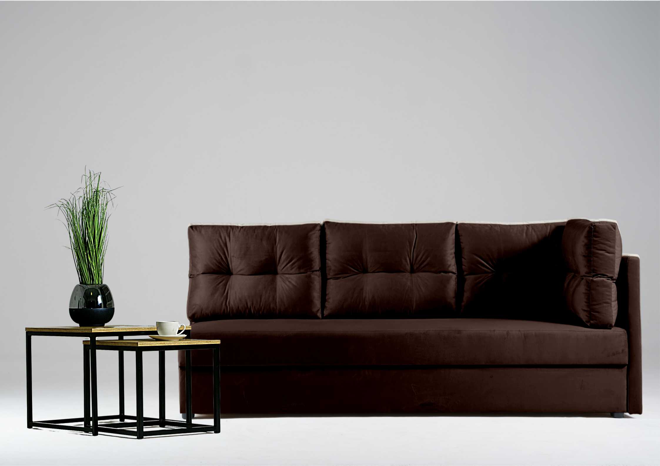 Brązowa sofa do salonu 